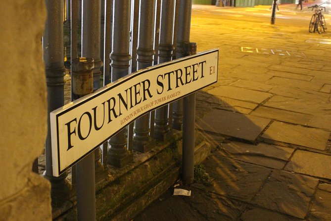 2-Hour Jack the Ripper Small Group Walking Tour in London - Finding the guide at Liverpool Street’s clock tower