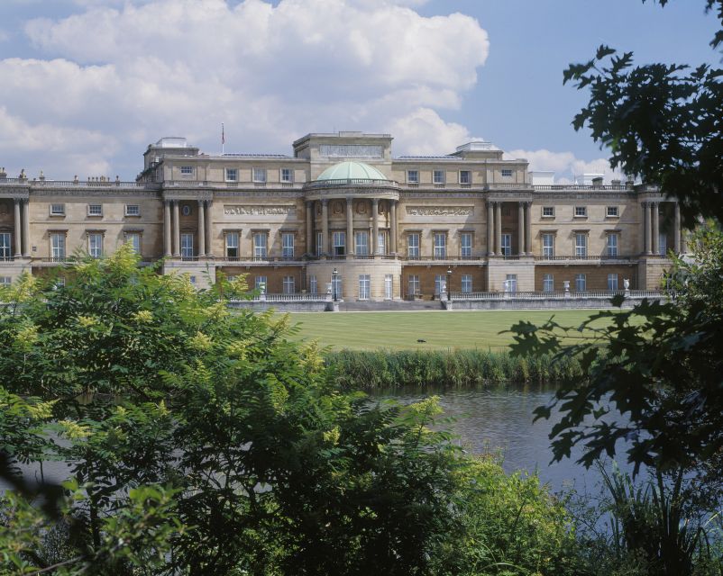Buckingham Palace and Stonehenge Tour - Meeting in Victoria and getting into Buckingham Palace smoothly