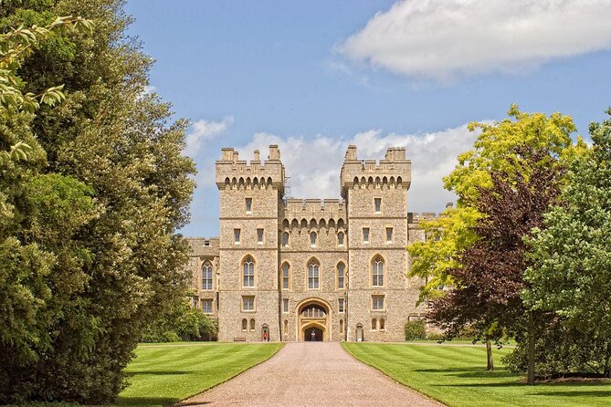 Buckingham Palace and Windsor Castle Escorted Tour from London - Buckingham Palace State Rooms: the awe is real, the time is controlled