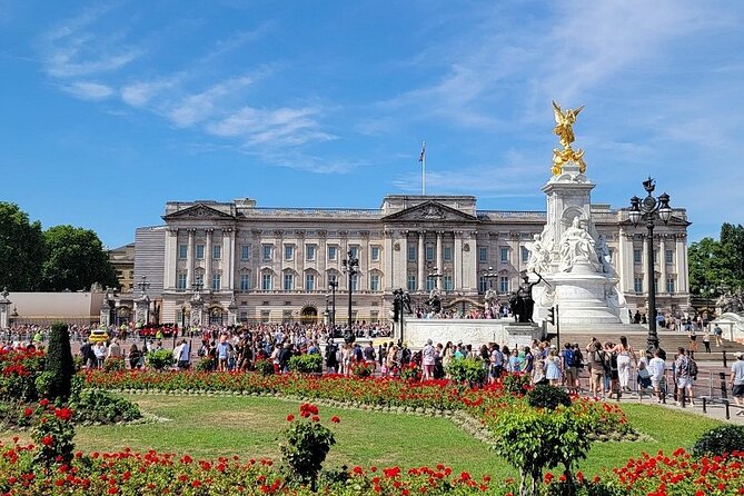Buckingham Palace: Walking Tour with Entry & Audio Guide - From St James Square to St James Park: the tour’s best setup