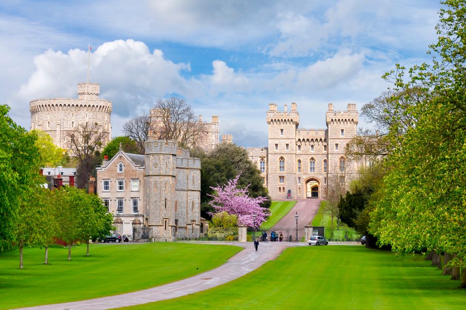 From London: Stonehenge, Windsor and Salisbury Guided Tour - Getting there on a bus: how the long day starts