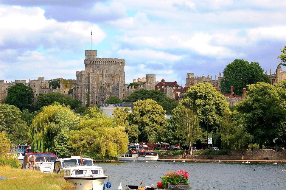 From London: Stonehenge & Windsor Tour - Coach comfort, guide narration, and what you’ll actually hear