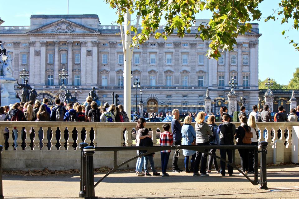 Grand London Half-Day Bicycle Tour - Admiralty Arch, Trafalgar Square, and Chinatown stop-and-look moments