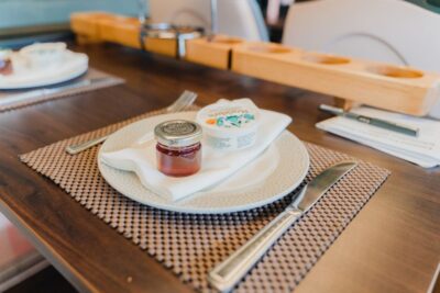 London: Afternoon Tea Bus with a Glass of Prosecco - The 90-minute flow: how afternoon tea works on wheels