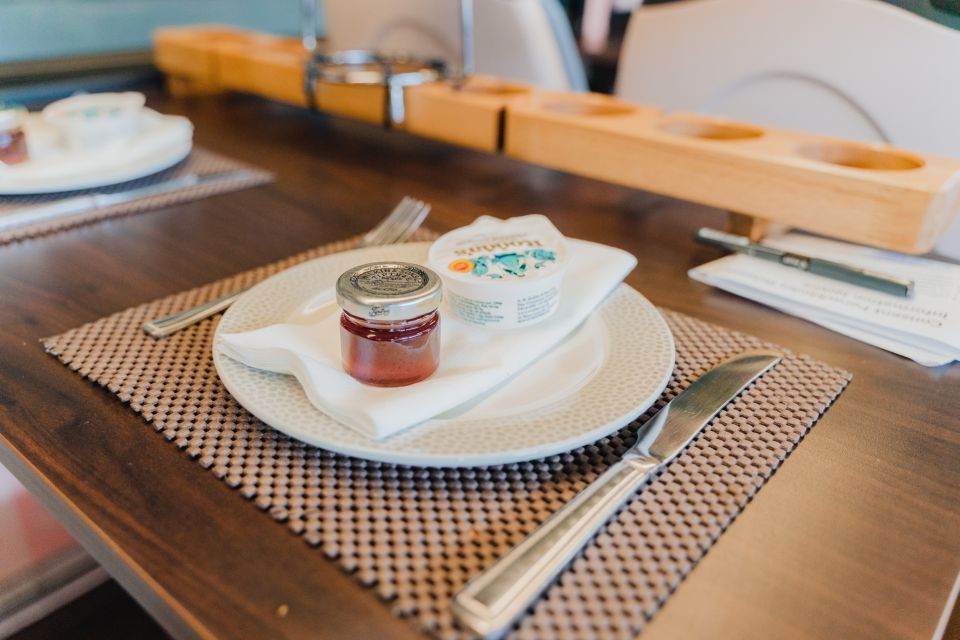 London: Afternoon Tea Bus with a Glass of Prosecco - The 90-minute flow: how afternoon tea works on wheels