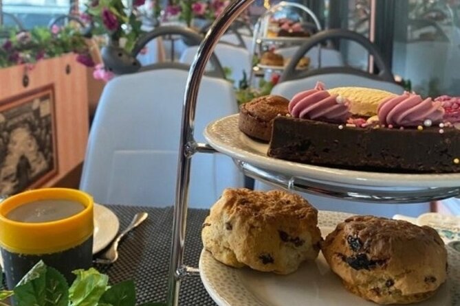 London Afternoon Tea Bus with Panoramic Tour - Service Style on the Bus: Friendly Hosts, Fast Help, Shared Tables