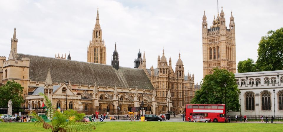 London: App-Based Walking Tour with 30 Stops - Trafalgar Square to Leicester Square: where the city shows its two moods