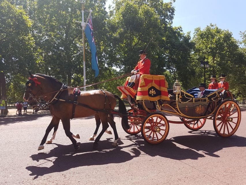 London: British Royalty Walking Tour - Royal Mall, Clarence House, and St James Palace: the streets between power