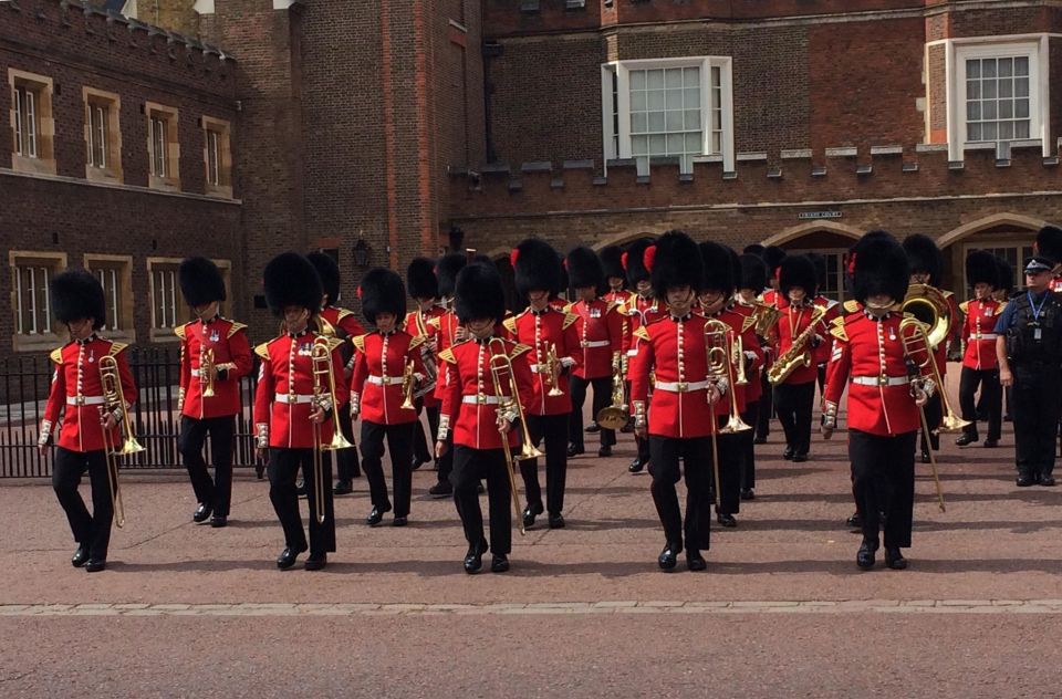 London: British Royalty Walking Tour - Admiralty Arch and Trafalgar Square: Nelson’s viewpoint