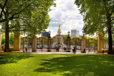 London: Buckingham Palace & Changing of the Guard Experience - Meet at Green Park: getting your bearings before you watch