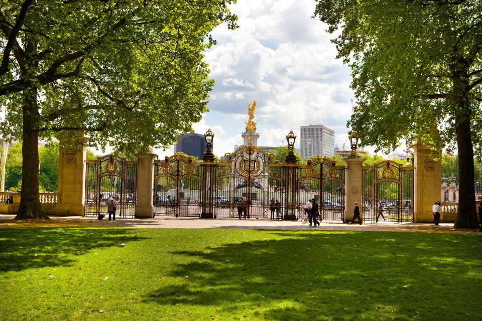 London: Buckingham Palace & Changing of the Guard Experience - Meet at Green Park: getting your bearings before you watch