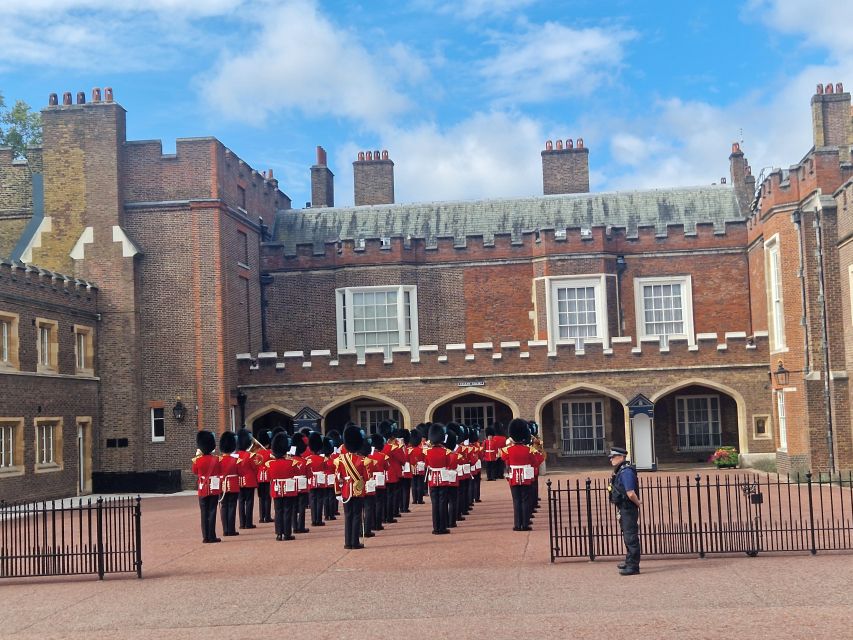 London by taxi: Highlights Tour in a real London Black Cab. - Buckingham Palace to Hyde Park to Harrods: Classic London, Seen in Motion