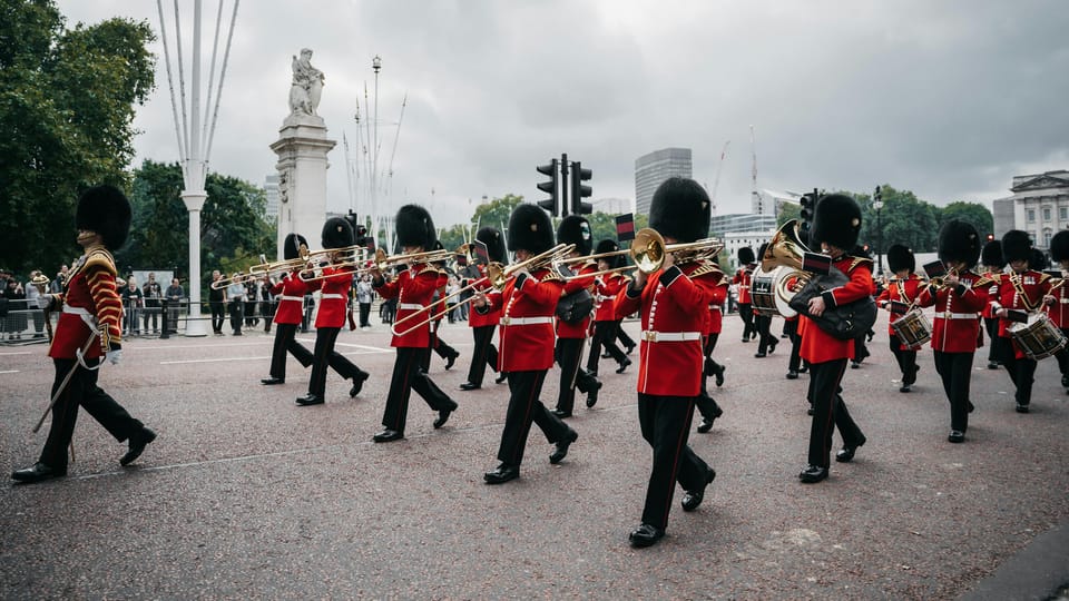 London: Changing of the Guard Experience and Landmarks Tour - Buckingham Palace area: big views, plus the story behind the setting