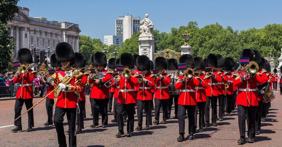 London: Changing of the Guard Tour at Buckingham Palace - Starting at Victoria Palace Theatre: simple, but don’t freestyle