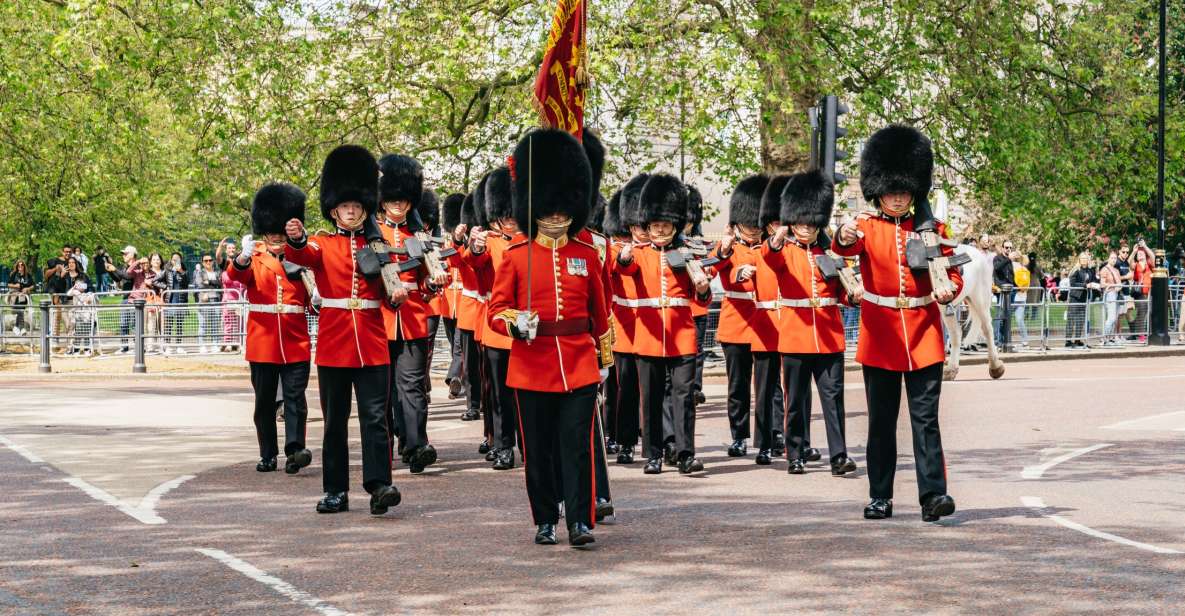 London: Changing of the Guard Tour by Buckingham Palace - Why a guided Changing of the Guard beats the usual free-for-all