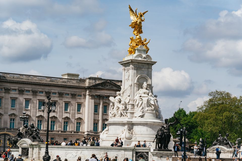 London: Changing of the Guard Tour by Buckingham Palace - Timing reality check: foot guards vs horse guards, plus wet changes