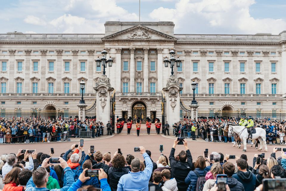 London: Changing of The Guard Tour - Waterloo Place Start: Finding Your Group and Getting Your Bearings