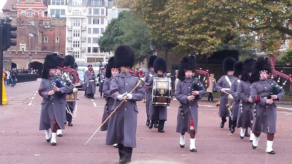 London: Changing of the Guard Walking Tour - Marching alongside the Guards: the four-minute reality check