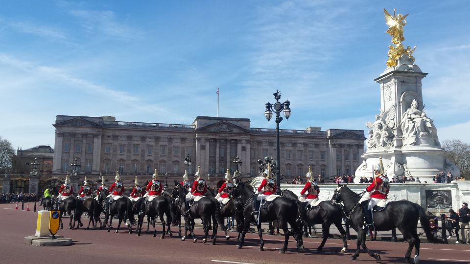 London: Changing of the Guard Walking Tour - Photo-friendly palace angles (and how the band fits in)