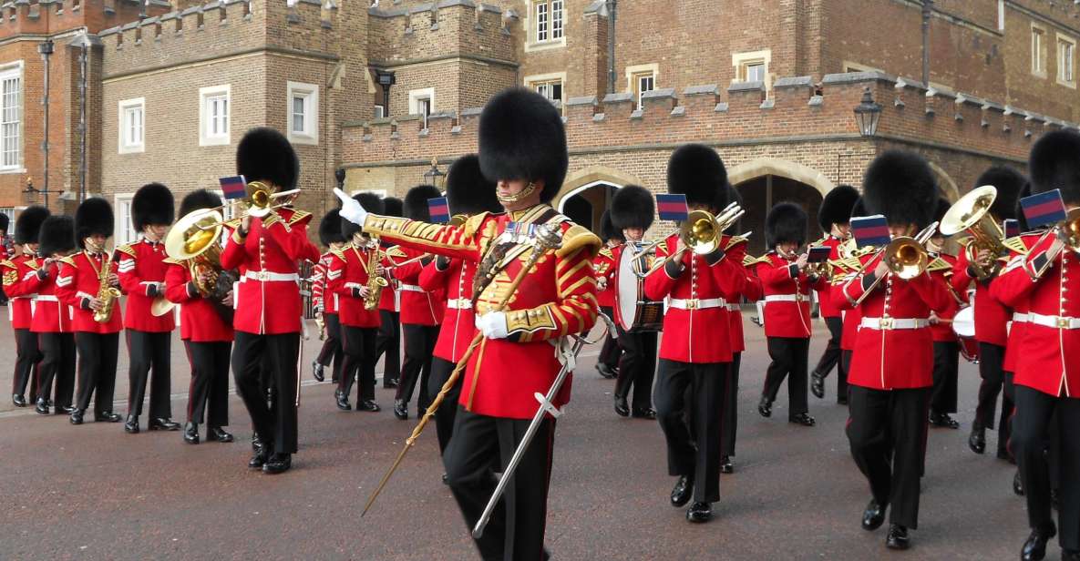 London: Changing of the Guard Walking Tour - Ending at The Mall: wrapping up where the route shines