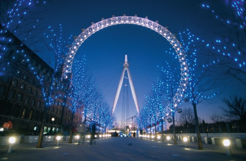 London: Christmas Lights Nighttime Bus Tour with Live Guide - The live guide experience: why names like Emma and Gee keep coming up