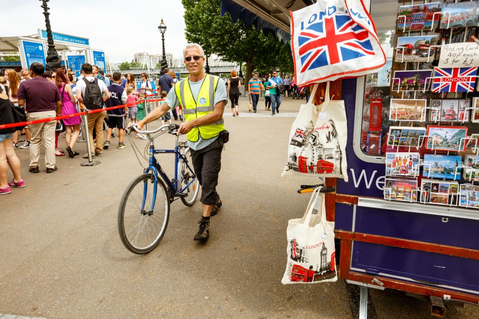 London: Classic Gold 3.5-Hour Bike Tour - The start at 74 Kennington Road: getting sorted fast