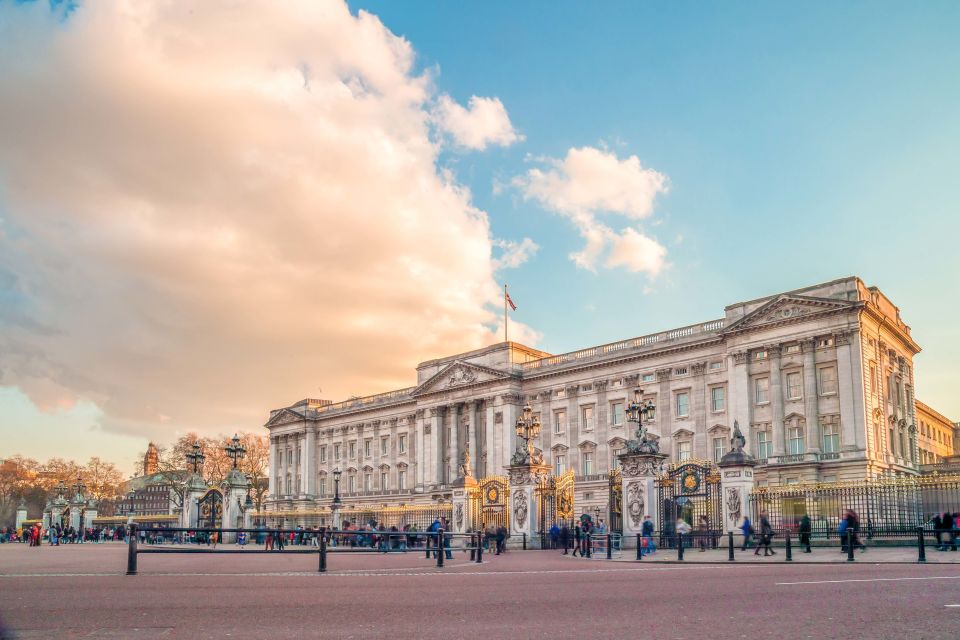London: Full-Day London Bus Tour - The Yeoman Warder (Beefeater) guided view: the Tower lens you’ll remember