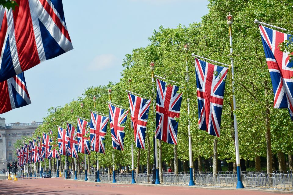 London: German-Speaking Guided Tour of Westminster - Clarence House, St. James’s Palace, and How the Neighborhood Works