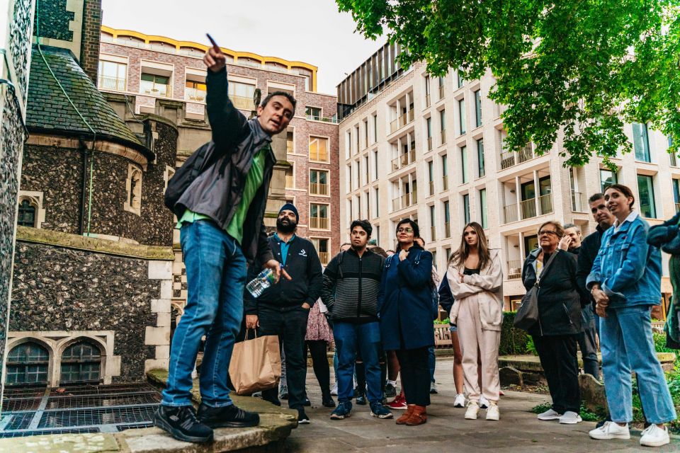 London: Ghastly Ghosts 2-Hour Walking Tour - Guides matter here: George’s storytelling voice makes the tour click