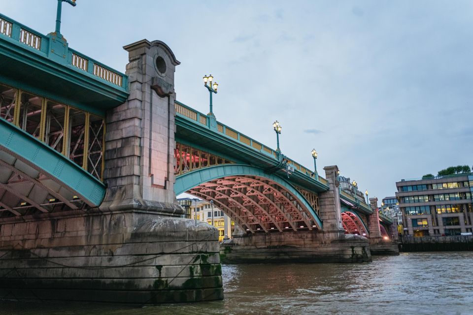 London: Ghost Walk and River Thames Boat Ride - The catamaran/Thames cruise: a real rest break with skyline views