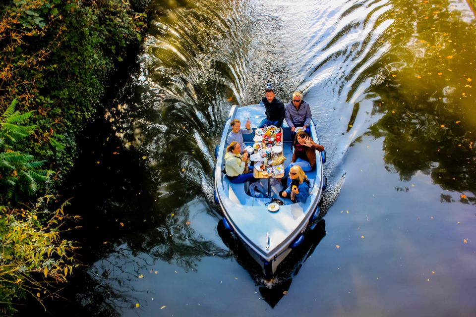 London: GoBoat Rental for Regent's Canal & Paddington Basin - Getting set up: the driving tutorial and how the boat feels