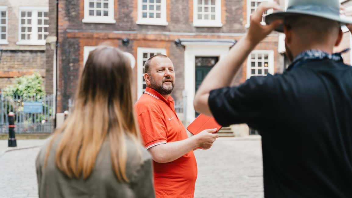 London: Historic City Walking Tour(& Rooftop Garden Access<em>) – Quick reasons to pick this City of London walk’ /></p>
<ul>
<li><strong>Roman to modern route</strong>: you connect the City’s ancient boundaries and crossings to today’s skyline.</li>
<li><strong>Big names, small pauses</strong>: stops like Ye Olde Cheshire Cheese and St Paul’s balance landmark time with street-level detail.</li>
<li><strong>London Bridge vs Tower Bridge</strong>: you don’t just see them—you learn why they feel so different.</li>
<li><strong>Money and power landmarks</strong>: Bank of England vaults and the Royal Exchange come with clear context.</li>
<li><strong>Tower of London storytelling</strong>: fortress life, royal use, and the darker side of the city all show up in one walk.</li>
<li><strong>Garden at 120 views (Sun/Mon)</strong>: skyline views land as a reward, not an afterthought.</li>
</ul>
<h2 id="the-city-of-london-walk-that-links-roman-streets-to-today">The City of London walk that links Roman streets to today</h2>
<p><img src=