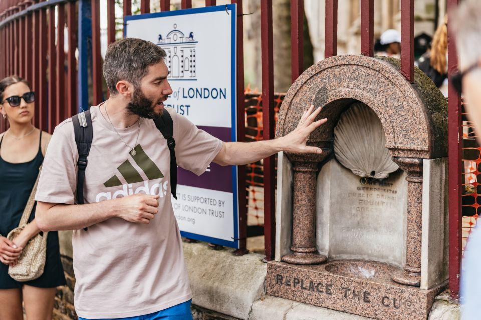 London: Historic Pubs of Central London Walking Tour - Four historic pubs plus one gin palace: how the stops change the vibe