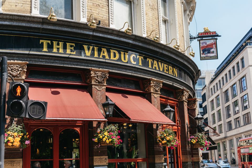 London: Historic Pubs of Central London Walking Tour - The guides: the real engine behind the experience
