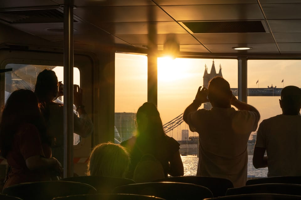 London: Hop-On Hop-Off 1-Day River Sightseeing Adventure - Night on the River: Lit-Up Photos and Easy Atmosphere