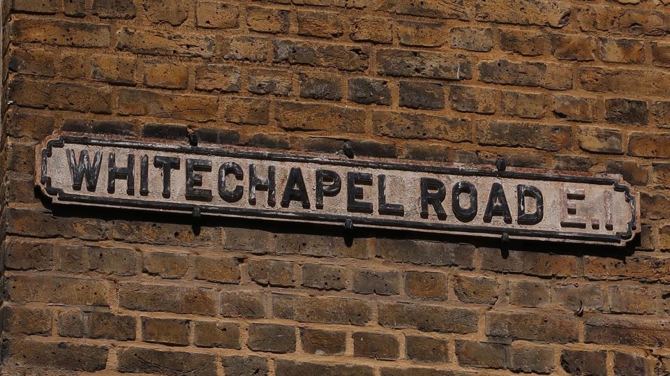 London: Jack the Ripper tour in Spanish (RLA Winner) - Ten Bells Spitalfields and Mitre Square Garden: pub-corner energy meets case geography