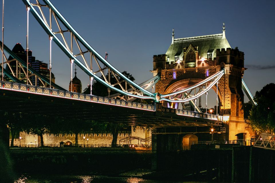 London: River Thames Dinner Cruise - From O2 and Canary Wharf to Houses of Parliament: what you see in the dark