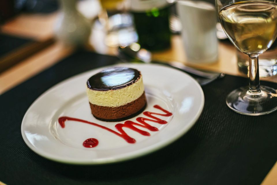 London: River Thames Dinner Cruise - Welcome sparkling wine and a proper 3-course British dinner