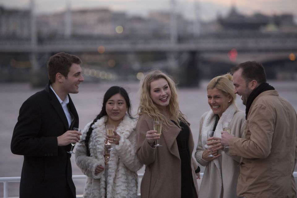 London: River Thames Evening Cruise with Bubbly and Canapés - Key moments that make this cruise worth it