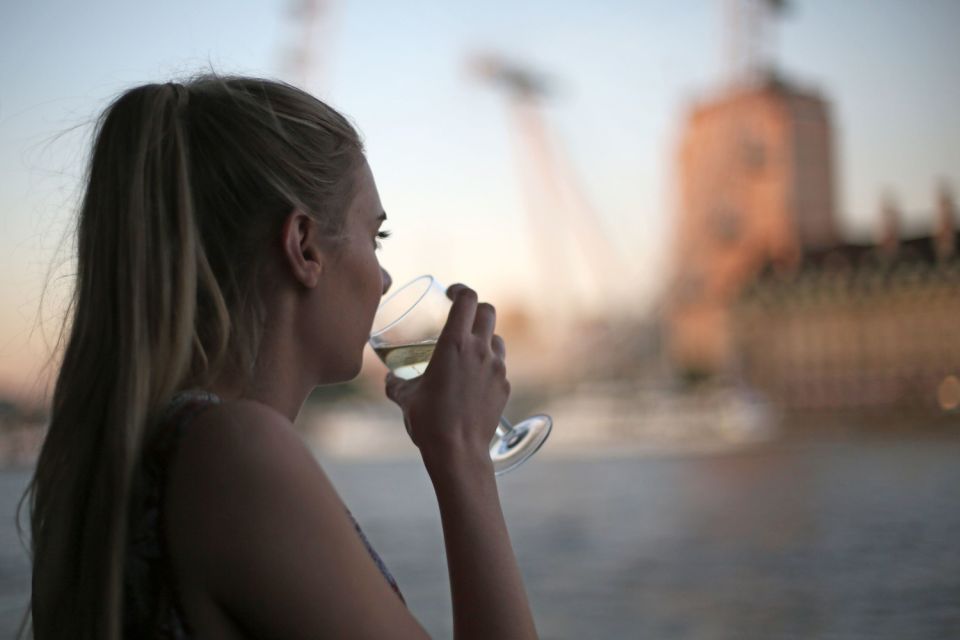 London: River Thames Evening Cruise with Bubbly and Canapés - Live onboard entertainment: chill music, sing-along energy