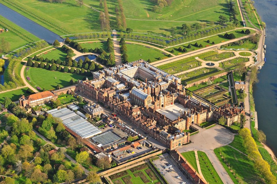 London: Royal Hampton Court Guided Tour with Afternoon Tea - Audio guide + live guide: a smart combo for different styles of learning