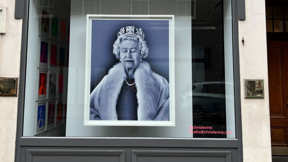 London: Royal Historic Pubs Walking Tour - Secret Alleyways, Tunnels, and the Legends That Connect Royal Life to Pop Culture
