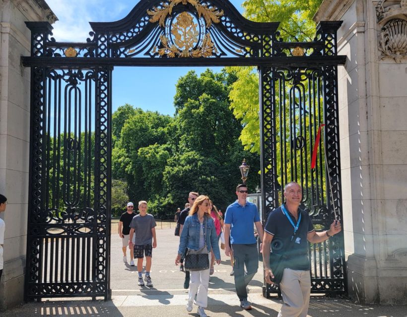 London: Royal Walking Tour and Buckingham Palace Audio Tour - Inside Buckingham Palace: what the audio guide gives you (and what it doesn’t)