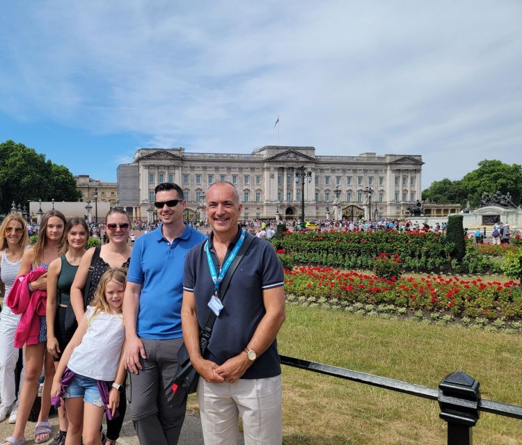 London: Royal Walking Tour and Buckingham Palace Audio Tour - Stroll from St James Park to The Mall: a royal route with stories attached