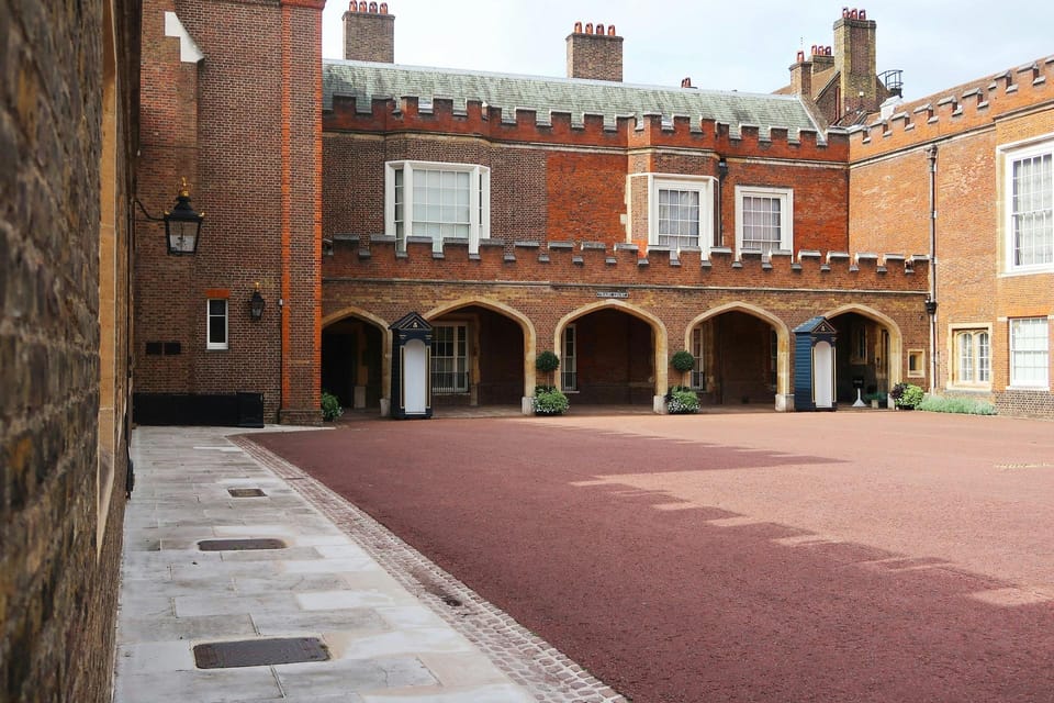 London: Royal Walking Tour with Guard Change & Royal Mews - Buckingham Palace: what you see depends on the month