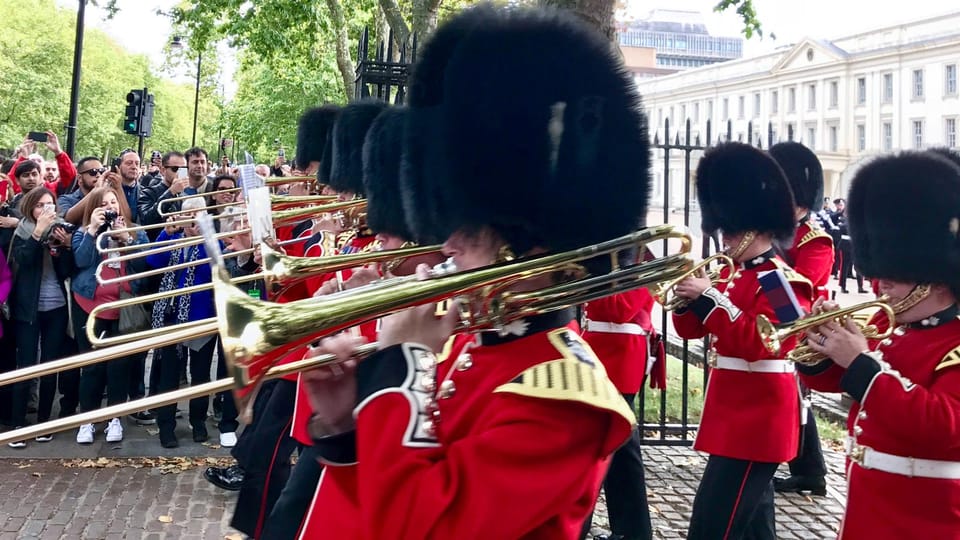 London: Royal Walking Tour with Guard Change & Royal Mews - What to wear, what to bring, and what to avoid