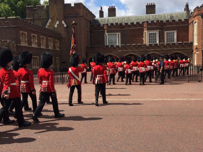 London: Royalty Walking Tour with Changing of The Guard - First steps: where you start (Green Park or The Ritz)