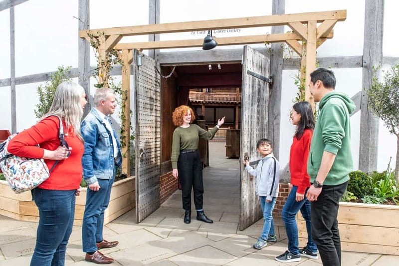 London: Shakespeare's Globe Theatre Guided Tour - Craftsmanship inside and out: imagining how London packed in