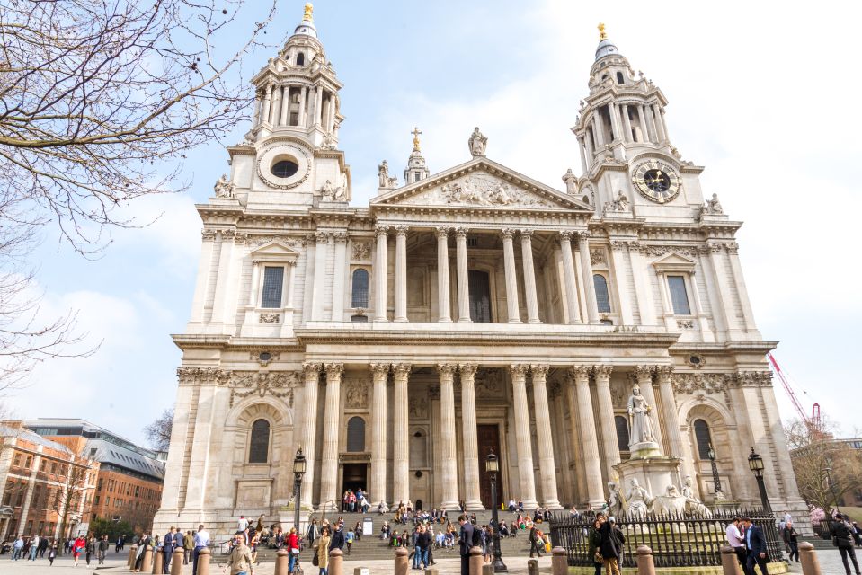 London: St Paul's Cathedral Entry Ticket - Using the included touchscreen guide in real life (adult and family)