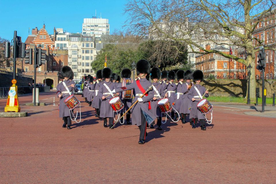 London: Tower of London & Changing of the Guard Experience - Changing of the Guard: prime views with the right day